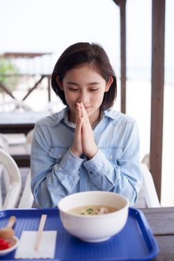 什么都没有穿的美女