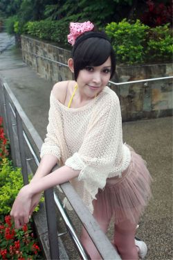 不扣钮的女孩 下载